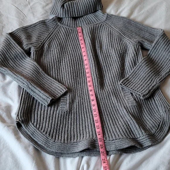 Ribbed Turtleneck Sweater - Picture 6 of 8